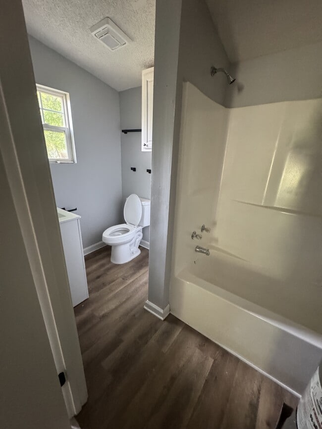 Building Photo - 639 W Pleasant Ave