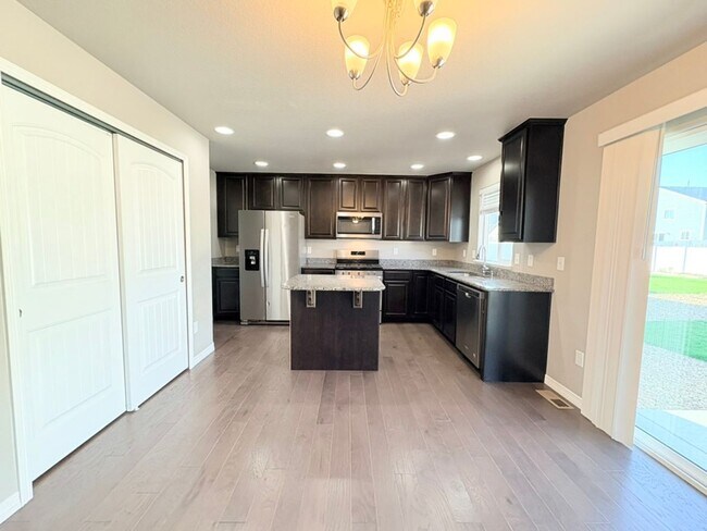 Foto del edificio - Beautiful 3 Bed, 2.5 Bath House in Windsor!