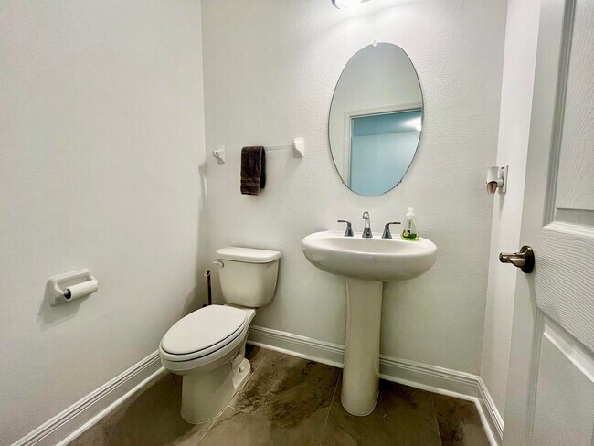 Building Photo - Furnished/Unfurnished Luxurious 4-Bedroom ...