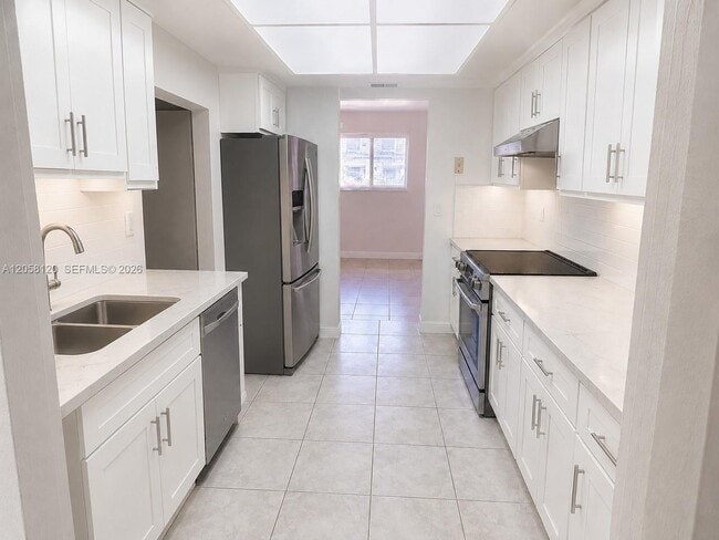 Building Photo - 932 W 80th Pl