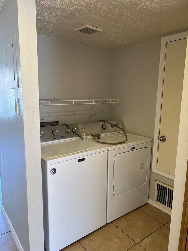 Building Photo - 920 San Pedro Dr SE