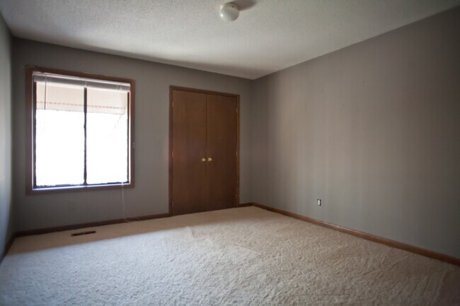 Foto del edificio - Spacious duplex just minutes from downtown