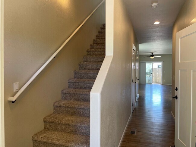 Foto del edificio - Beautiful Two Story 3 Bedroom 2.5 Bath Tow...
