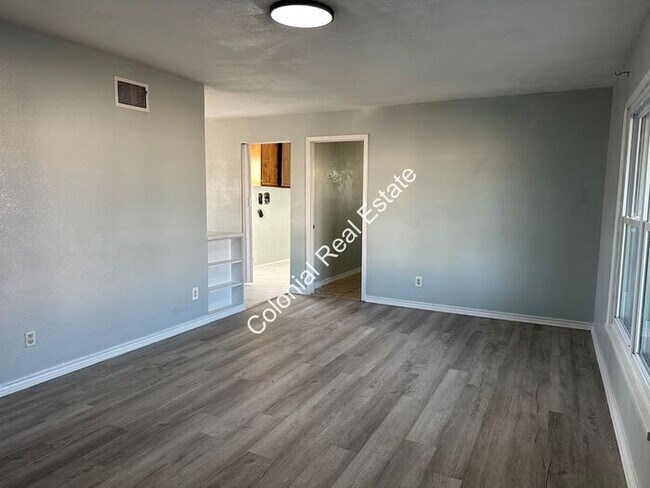 Foto del edificio - Come see this updated and spacious 3 bedro...