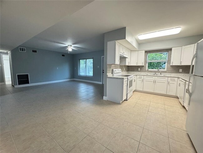 Building Photo - 427 Country Club Dr