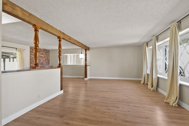 Foto del edificio - 10925 Newcomb Ave