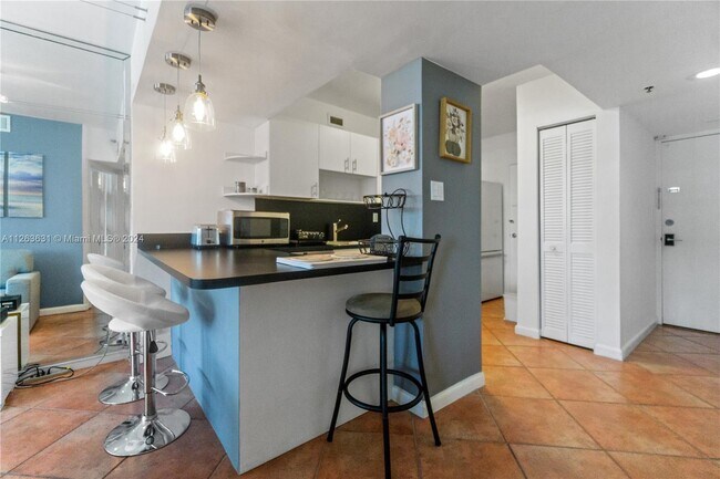 Building Photo - 100 Lincoln Rd