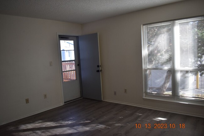 Building Photo - Spacious 3 bedroom Condo in Wonderful Area