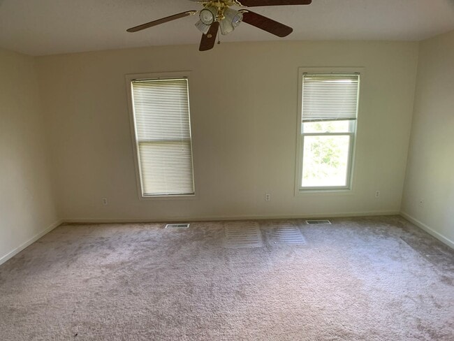 Building Photo - 3-Level Townhome Harrisonburg