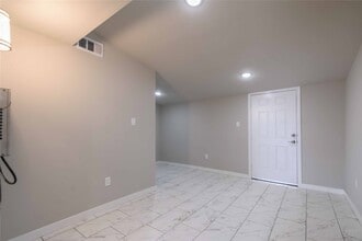 Building Photo - 12044 Beechnut St