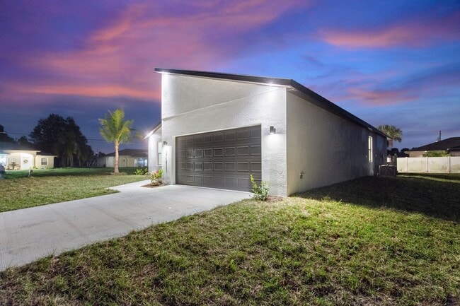 Building Photo - BRAND NEW HOME! Modern, energy efficient h...