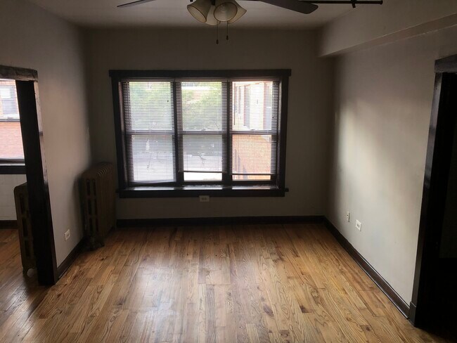 Foto del edificio - 4027 W Irving Park Rd