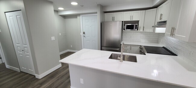 Building Photo - Recently Renovated 2 Bed + 2 Bath Home in ...