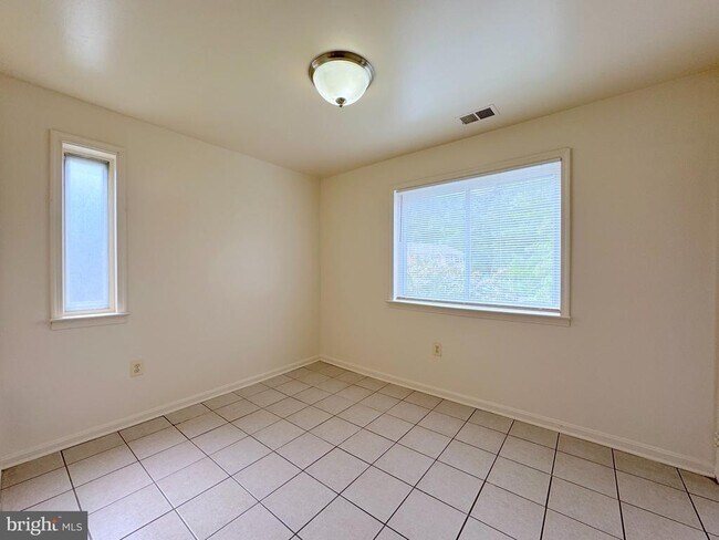 Foto del edificio - 6802 Perry Penney Dr