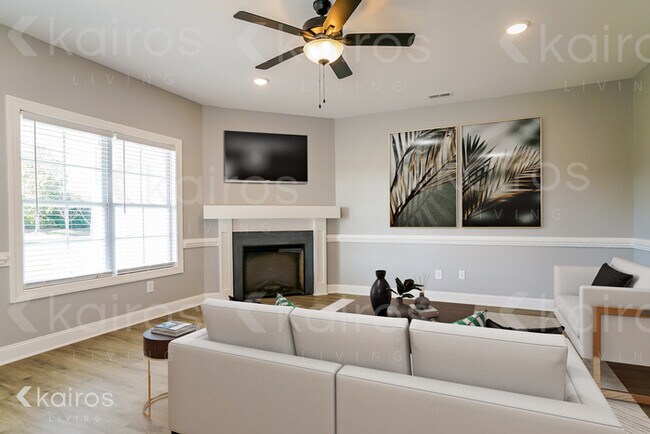 Building Photo - 3701 Oak Leaf Way Unit B