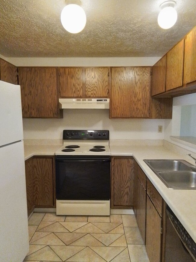 Building Photo - Great location, nice condo, second Floor