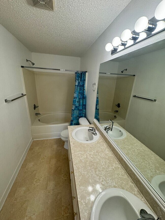 Building Photo - 3 bedroom 2 bathroom smoke free home