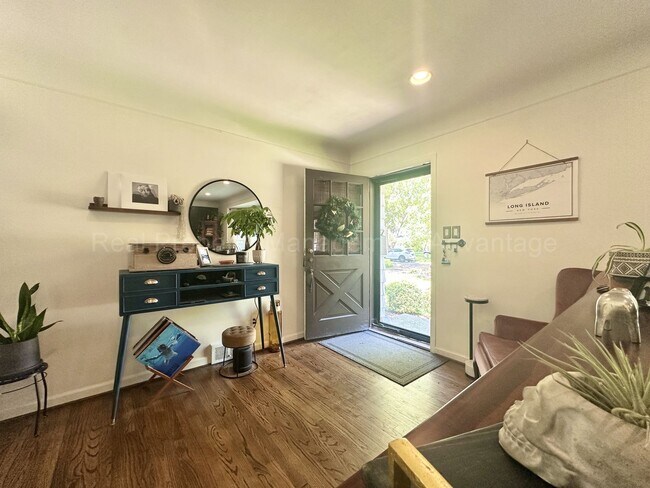 Foto del edificio - Updated 3-Bed Ranch Steps from Downtown Birmingham & Woodward!