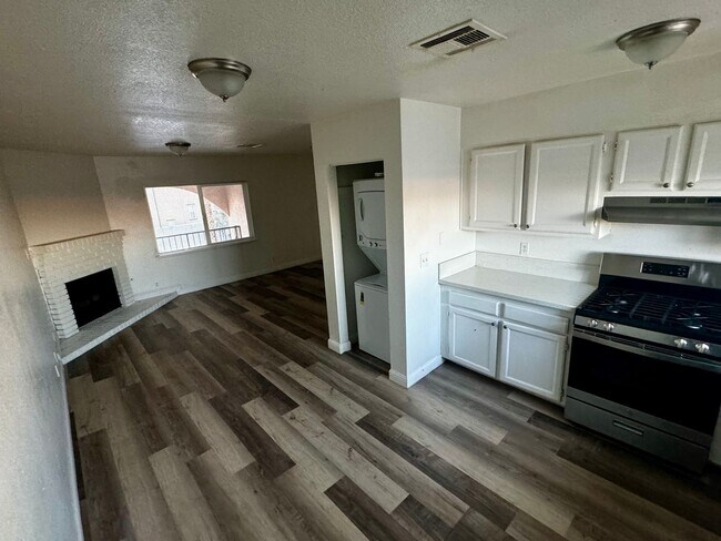 Foto del edificio - 3 BEDROOM 2 BATH, UPSTAIRS UNIT, NO CAPRET...