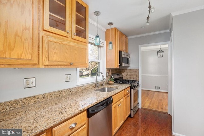Building Photo - 6406 Hillview Ave