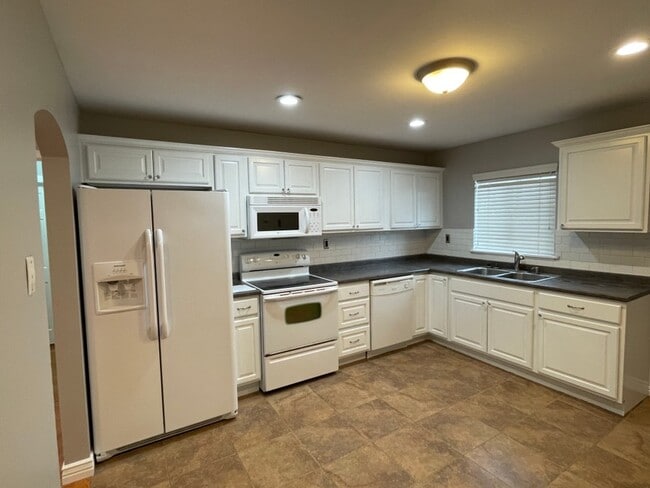 Building Photo - 974 E 50 N