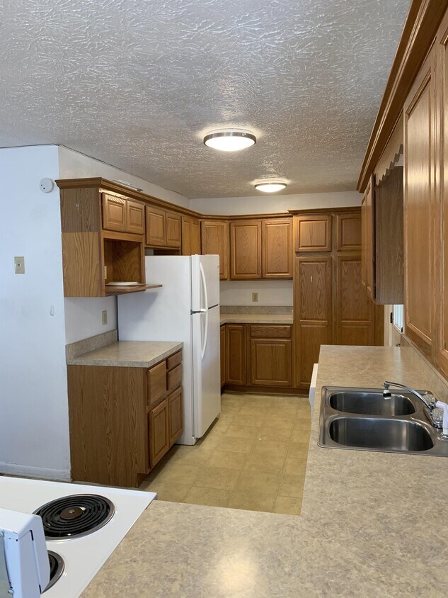 Foto principal - 6355 County Rd West 00 N S