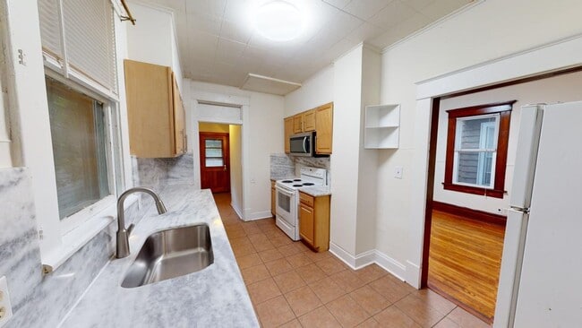 Building Photo - SINGLE FAMILY HOUSE!  4 BEDROOMS + 2 FULL ...