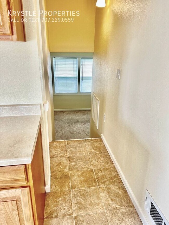 Building Photo - Nice Benicia upper, level apartment