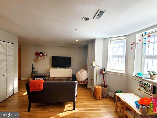 Foto del edificio - 1417 Chapin St NW