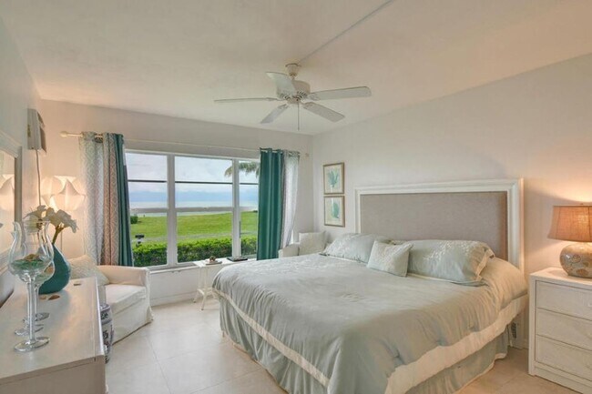 King size bed, ground floor, ocean view - 1043 Hillsboro Mile