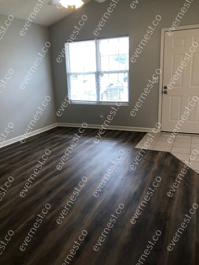 Building Photo - 3 bed / 2 bath home