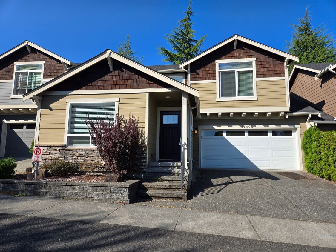 Primary Photo - Spacious 3 Bedroom House with Air Conditio...