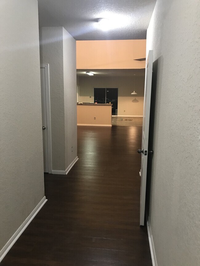 Foto del edificio - Must See & Ready For Move In - Spacious 4 ...