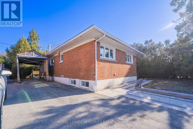 Building Photo - 1746 Gage Crescent
