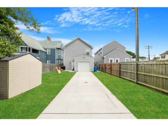 Building Photo - 1442 Chesapeake Ave