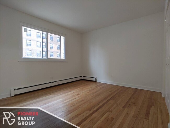Building Photo - 6211 N Kenmore Ave