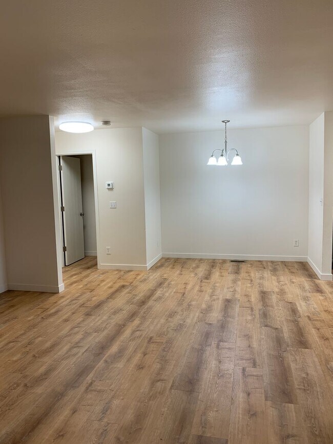 Building Photo - AVAILABLE NOW!! East side - 3 Bdrm, 1.5 Bath