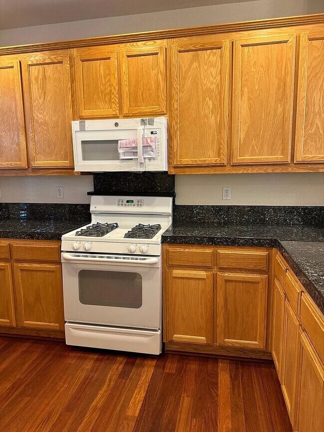 Foto del edificio - 3BR/2.5BA Oak Commons Home w/ Backyard & C...
