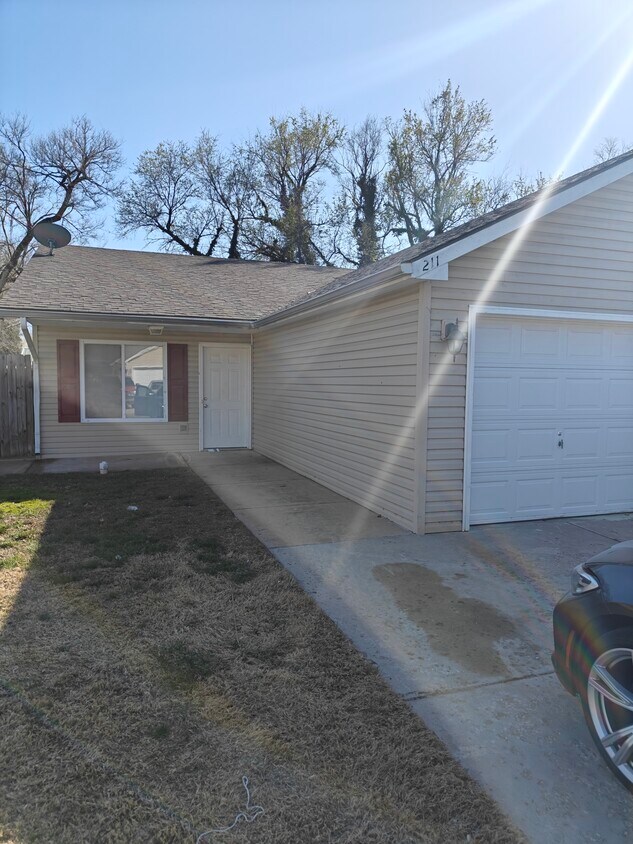 211 S Queen Cir, Maize, KS 67101 House Rental in Maize, KS