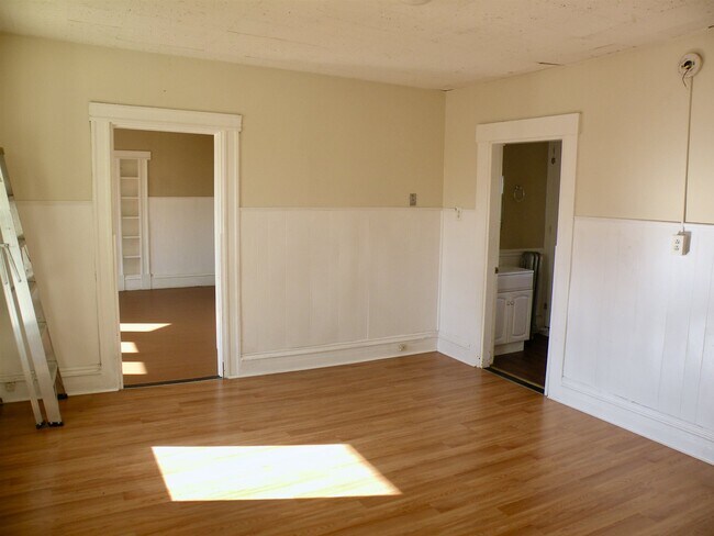 Building Photo - 191 Walnut St