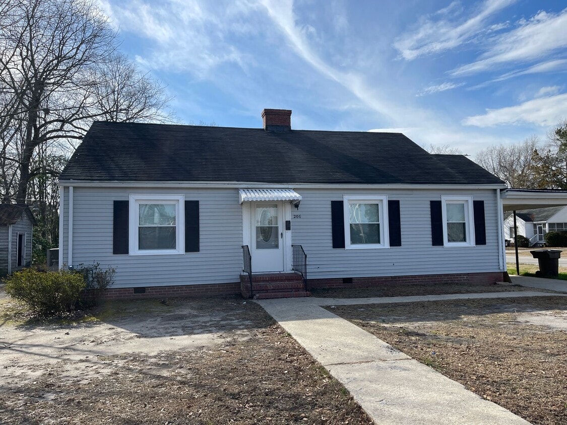 Primary Photo - 3 Bedroom House near Carlie C's - Vouchers...