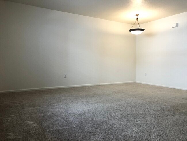 Building Photo - Beautiful Condo in Lakewood