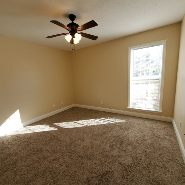 Building Photo - Charming 3/2 Home with Shiplap Dining, Tre...