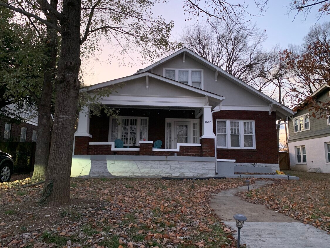 Classic House! - 1605 Villa Plz
