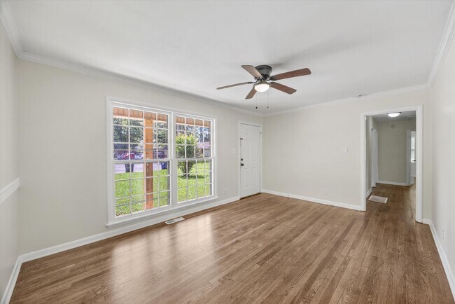 Foto del edificio - 2111 Shady Ln Cir NW