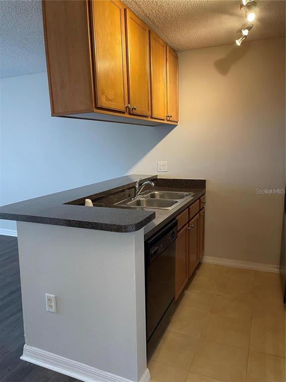 Building Photo - 302 Lake Parsons Green