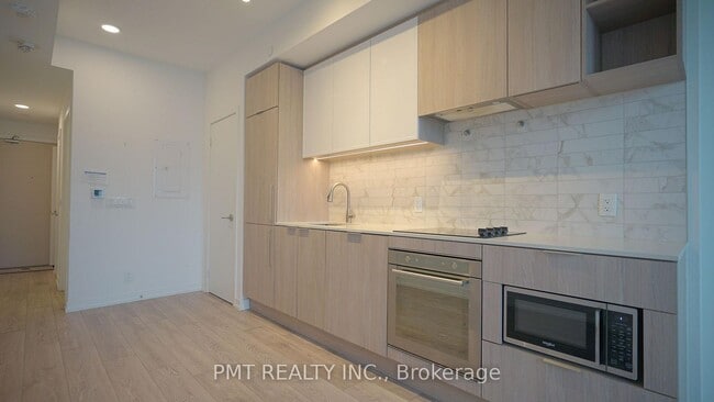 Building Photo - 2020-2020 Bathurst St