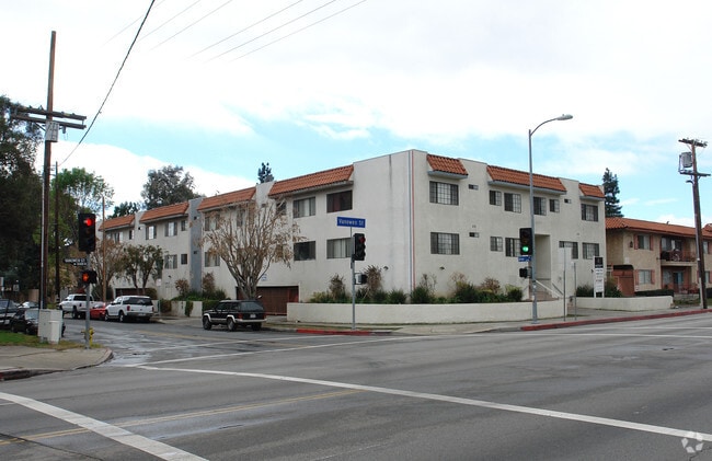 Building Photo - 15506 Vanowen St