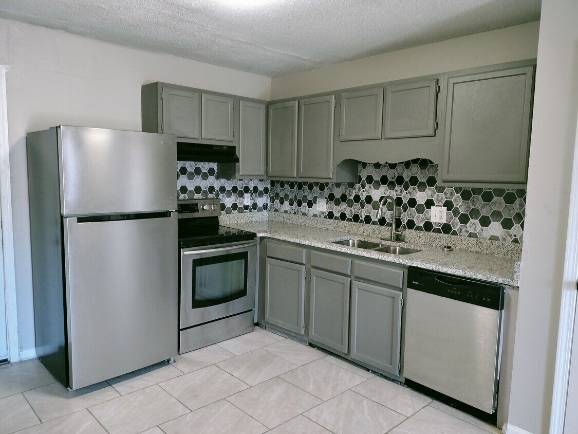 stainless steel appliances, new granite countertops, w/d connections, spacious with walk in closet - 101 Carmine Cir