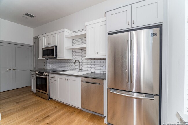 Foto del edificio - 112 Lindell Pl